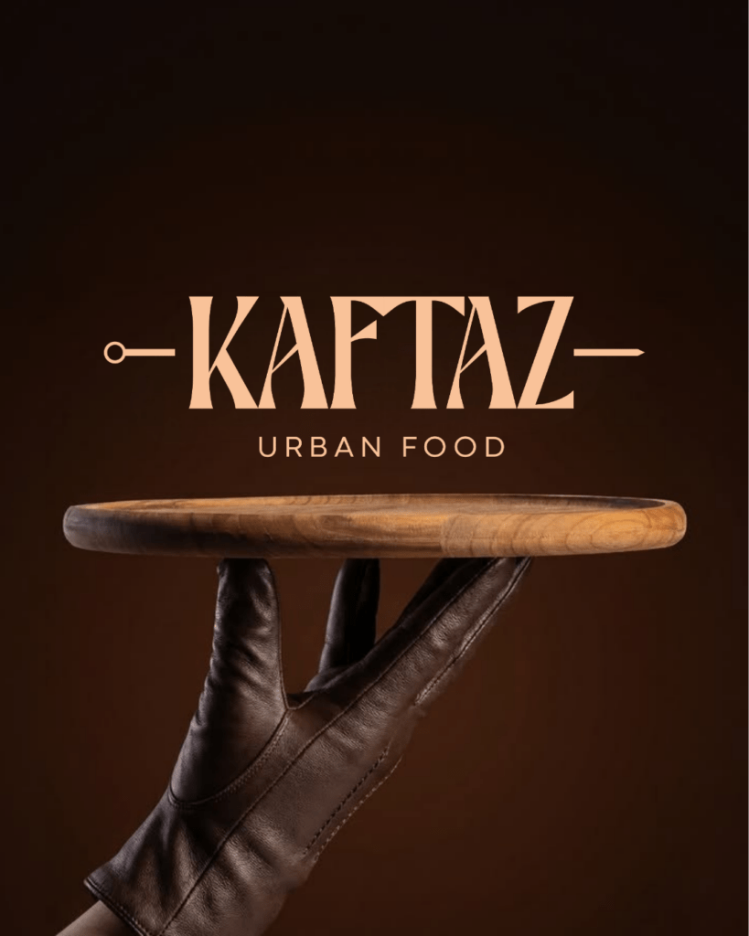 Arte da KAFTAZ: mão com luva segurando tábua de madeira sob o logo